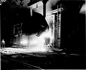 Archivo:Photograph of a Vat of Molten Pig Iron Being Poured into an Open Hearth Furnace at the Jones and Laughlin Steel Company, Pittsburgh, Pennsy - NARA - 535922 (high contrast)