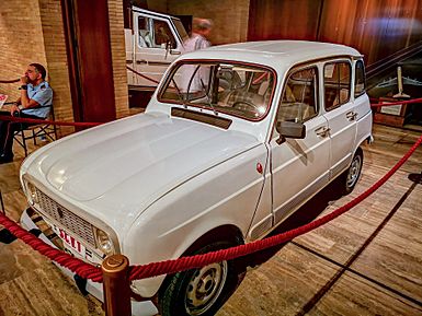 Archivo:Pope Francis Renault 4 1984