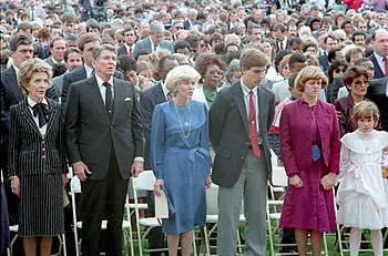 Archivo:President Ronald Reagan and Nancy Reagan and families of the "Challenger" victims at the memorial service for the space shuttle crew in Houston Texas