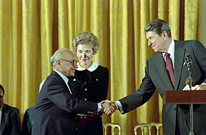 Archivo:President Ronald Reagan and Nancy Reagan in The East Room Congratulating Milton Friedman Receiving The Presidential Medal of Freedom