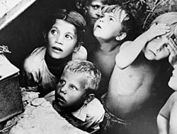 Archivo:RIAN archive 137811 Children during air raid