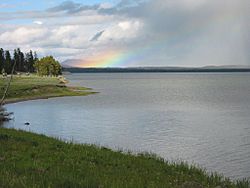 Archivo:Rainbow over yellowstone lake