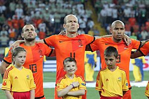 Archivo:Sneijder, Robben and de Jong Netherlands-Germany Euro 2012