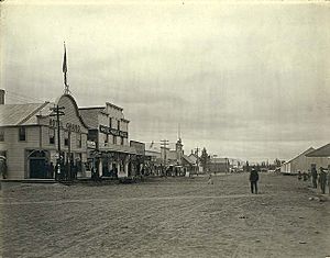 Archivo:Street in Whitehorse, Yukon Territory, ca 1900 (HESTER 312)