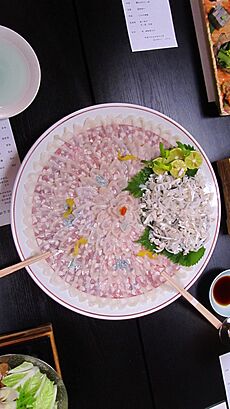 Archivo:Thin sliced fugu sashimi plate