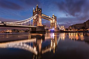 Archivo:Tower Bridge at Dawn