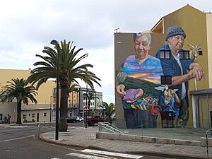 Archivo:Trail from La Fajana, La Palma, to Barlovento, mural on house in Barlovento