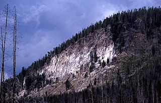 Archivo:Tuff cliff yellowstone national park