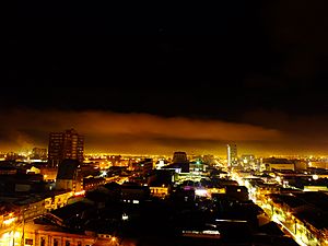 Archivo:Vista hacia el centro de la ciudad, en una noche de invierno