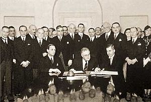 Archivo:Подписание Пакта Рериха в Белом Доме, Вашингтон, США. 15.04.1935