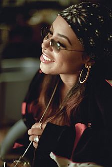 Archivo:Aaliyah-11-mika