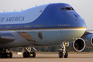 Archivo:Air Force One arrives at Andrews AFB, Maryland, with the President onboard. The President was in Florida when the terrorists attack the Pentagon 010911-F-KJ321-001