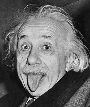 Archivo:Albert Einstein sticks his tongue 1951