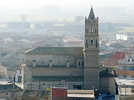 Iglesia de San Miguel Arcángel y vista de la villa