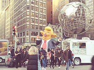 Archivo:Anti-Trump demonstration Feb 5 2019 at Trump Int'l Hotel & Tower NYC