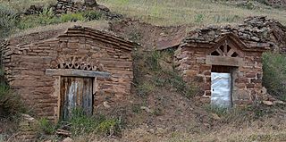 Antiguas bodegas bajo tierra de Pomer (Zaragoza).jpg