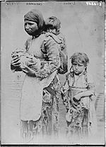Archivo:Armenian woman and her children from Geghi, 1899