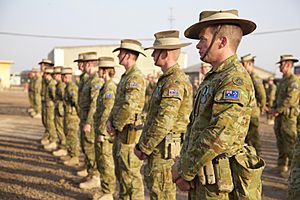 Archivo:Australian soldiers attend a medals parade at Camp Taji, Iraq, Nov 15, 2017