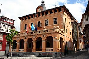Archivo:Ayuntamiento de Tineo