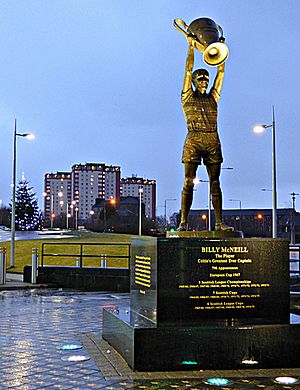 Archivo:Billy McNeil statue at Celtic Park (geograph 5647921)