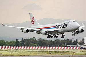 Archivo:Boeing 747-428F(SCD), Cargolux Airlines International JP6047248