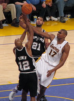 Archivo:Bruce Bowen defense 2007 (cropped)