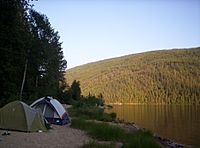 Archivo:Camping by Barriere Lake, British Columbia - 20040801