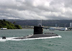 Archivo:Chilean submarine Simpson (SS-21) at Pearl Harbor on 21 June 2004 (040621-N-5539C-001)