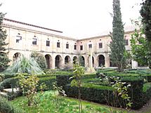 Archivo:Claustro del Monasterio de Cañas