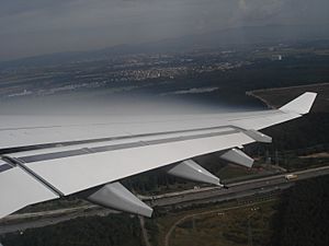 Archivo:Cloud over A340 wing