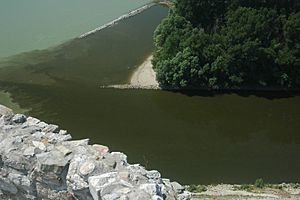 Archivo:Danube-morava confluence 2