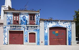 Archivo:Edificio de azulejos, Avenida Luisa Tody, Setúbal, Portugal, 2012-08-17, DD 01