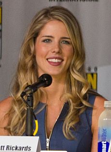 Archivo:Emily Bett Rickards at the 2013 Comic-Con (cropped)