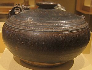 Archivo:Ewer from Cambodia, Angkorian era, 12th century, glazed stoneware, HAA