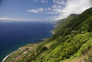 Archivo:Fajã de São João, falésias e caminho para a fajã, Calheta, ilha de São Jorge, Açores