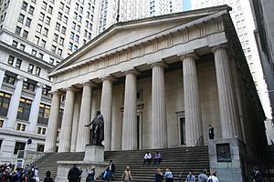 Archivo:Federal Hall and George Washington statue in New York City