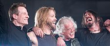 Archivo:Foo Fighters with John Paul Jones and Jimmy Page, 2008