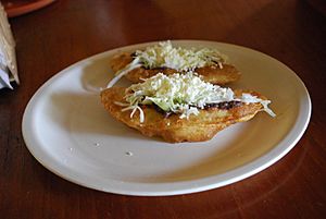 Archivo:Fried empanadas with cheese, beans and lettuce on top