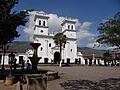 Fuente y basílica. Sector antiguo de la ciudad de Girón, Santander. Colombia..JPG