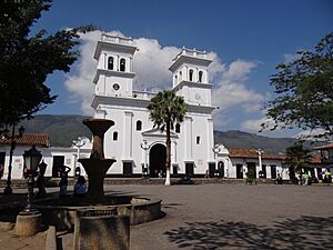 Archivo:Fuente y basílica. Sector antiguo de la ciudad de Girón, Santander. Colombia.