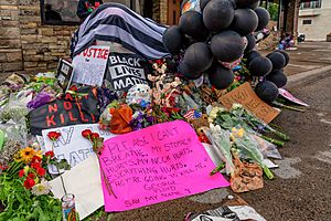 Archivo:George Floyd Memorial at 38th and Chicago Avenue South, Minneapolis (49942178738)