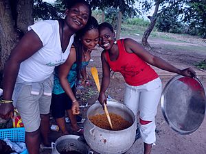 Archivo:Ghanaian women cooking jollof
