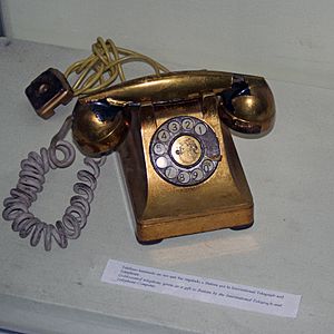 Archivo:Gold coated telephone batista ITT habana