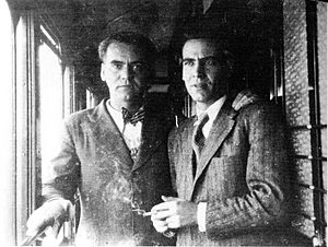Archivo:Hermanos Federico y Francisco García Lorca viajando en tren en 1930