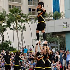 Archivo:Honolulu Festival 2014 - Waseda University All Boys Cheerleading Team "Shockers" (13892499659)