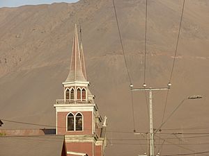 Archivo:Iquique, Chile, torres de la iglesia de San Antonio de Padua, en madera de pino