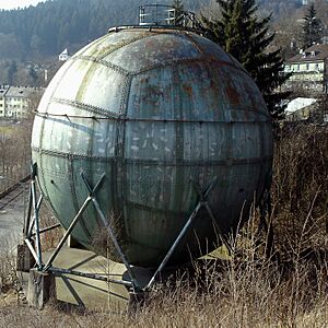 Archivo:Kugel-gasbehaelter Siegen 2
