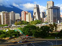 Archivo:La Previsora, Torre Domus, y el panorama urbano de Caracas