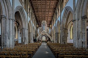 Archivo:Llandaff Cathedral Nave Interior