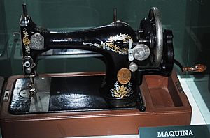 Archivo:MER. Máquina de coser SINGER
